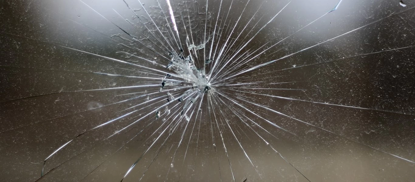 Ραγισμένο τζάμι; - Το κόλπο για να μη σπάσει εντελώς